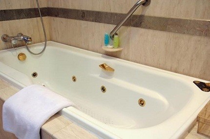 Чугунная ванна с гидромассажем